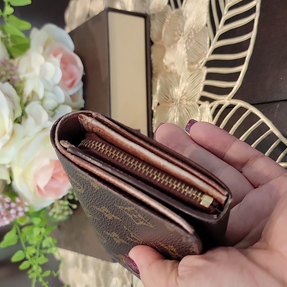 Authentic Louis Vuitton compact wallet - Picture 3 of 11